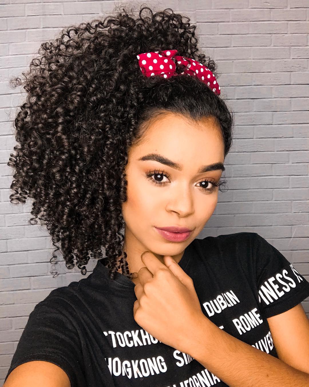 penteado para cabelo cacheado com franja