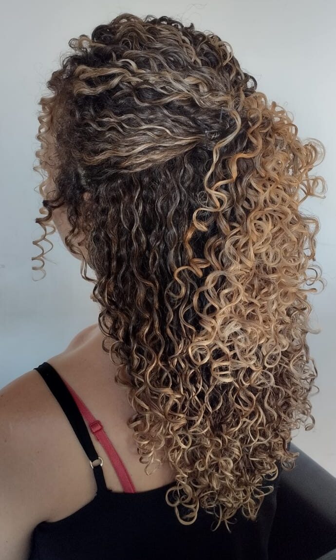 penteados para cabelo cacheado curto