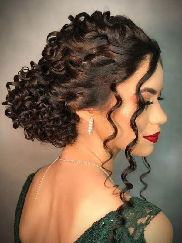 penteados para cabelo cacheado médio