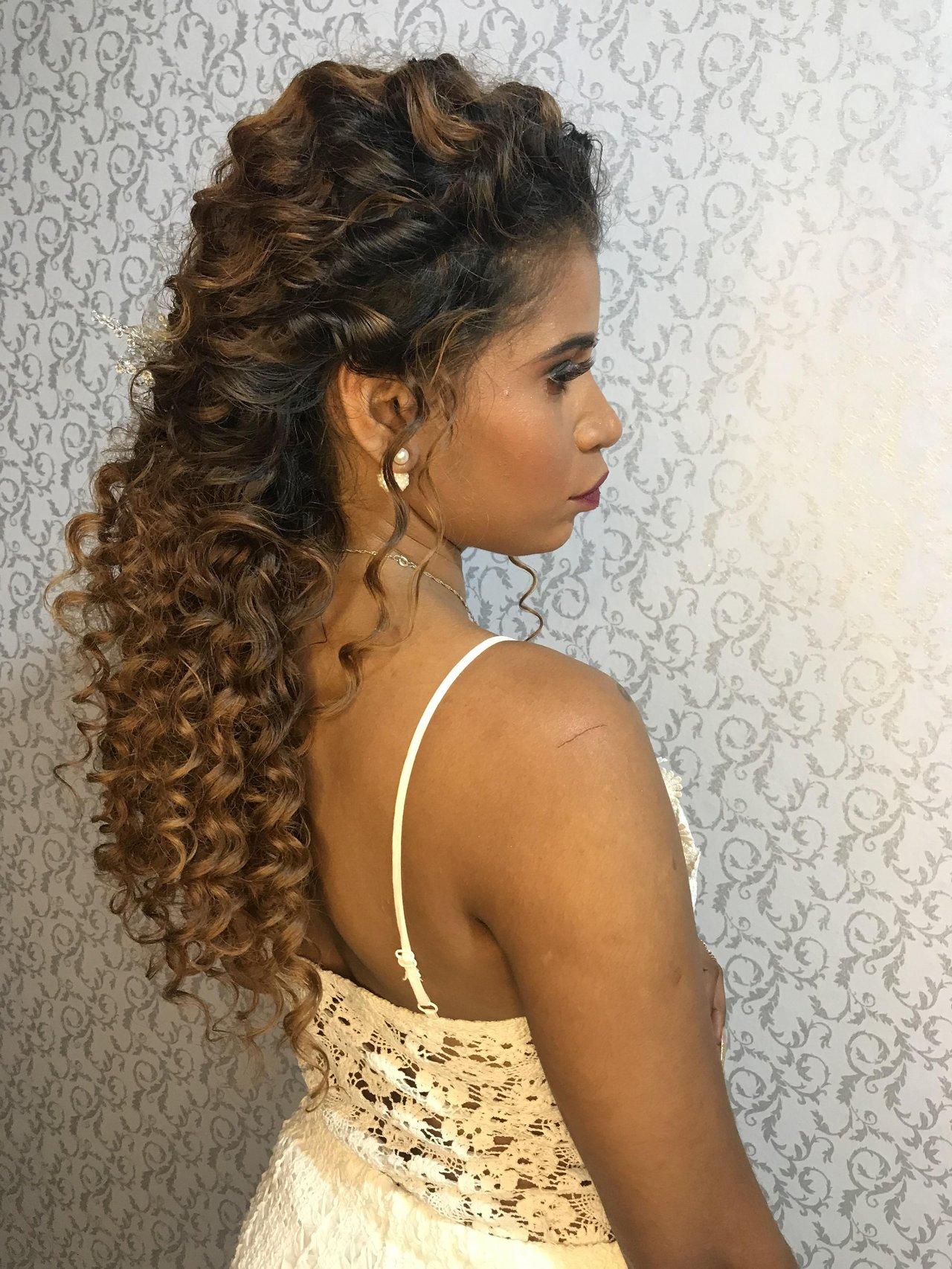 penteados para cabelo cacheado festa