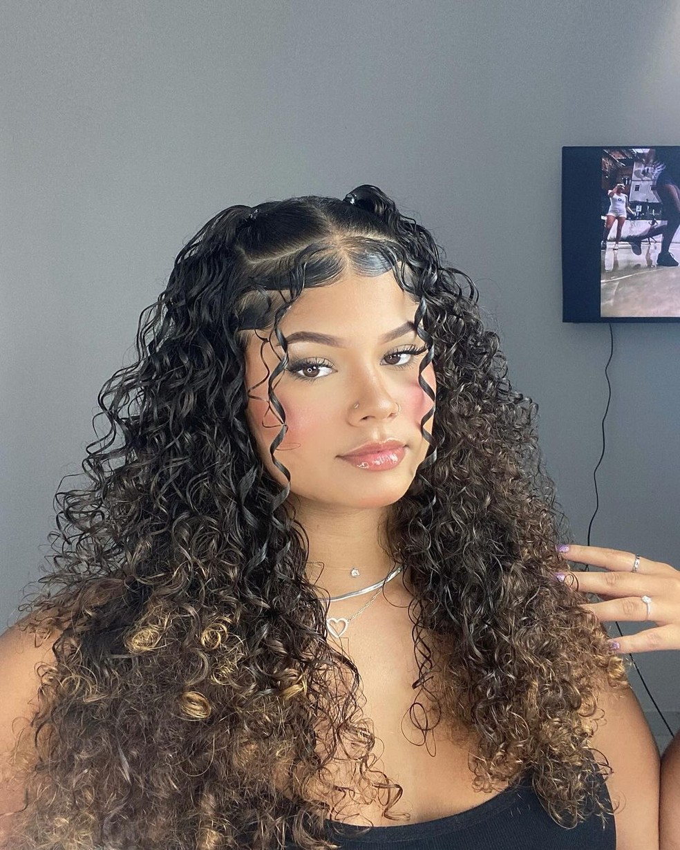 penteados para cabelo cacheado no trabalho