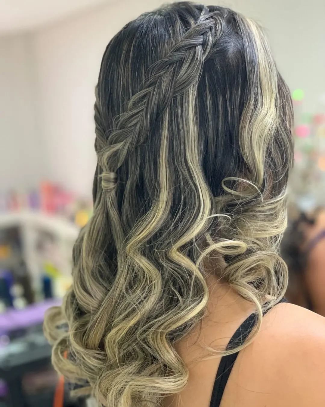penteado com cabelo solto e acessórios