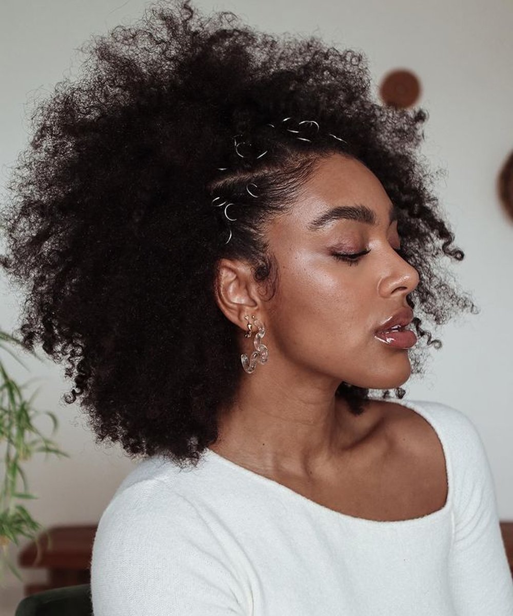 penteados para cabelo crespo curto com acessórios