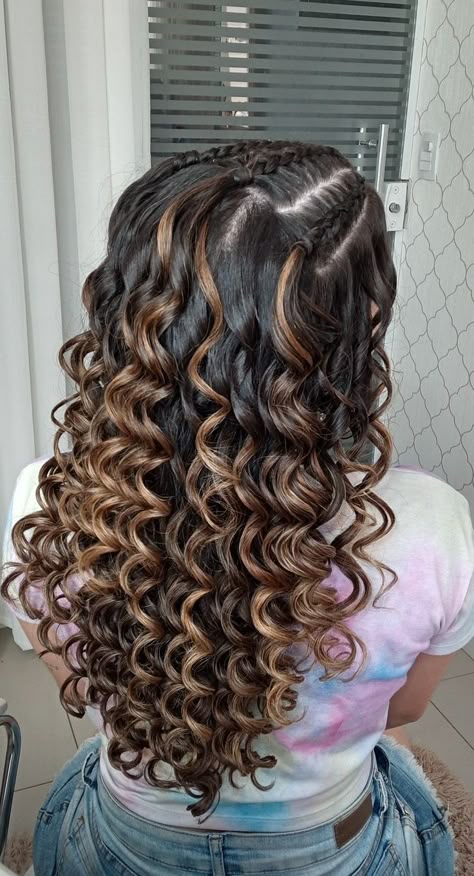 penteados para cabelo cacheado na formatura