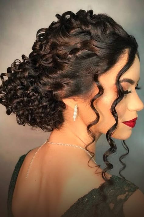 penteados para cabelo cacheado na formatura
