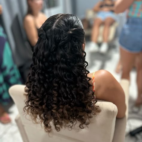 como arrumar cabelo cacheado para festa