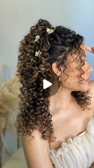 penteados para cabelo cacheado na formatura