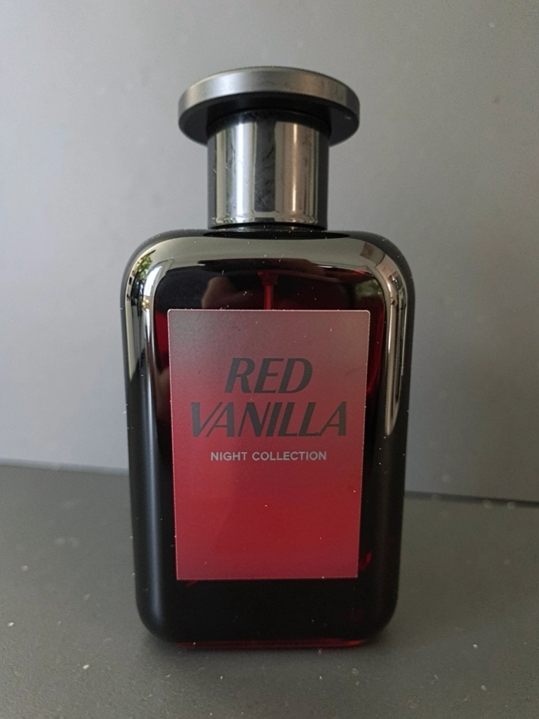 Frasco de perfume âmbar sobre superfície de mármore claro com luz suave ao fundo