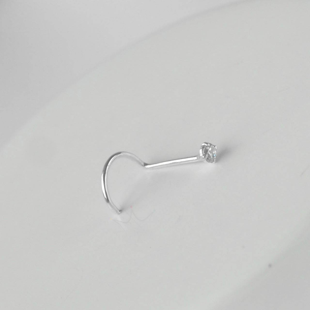 piercing de nariz minimalista