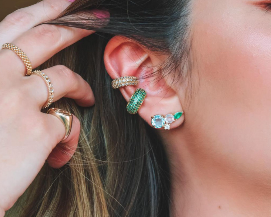 como usar piercing na orelha com roupa social