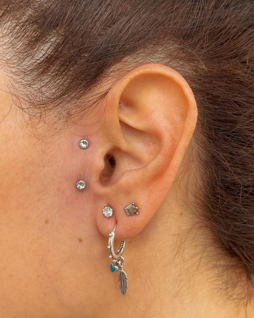 mix de brincos e piercings para orelha
