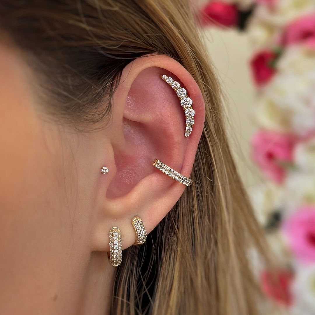 piercing orelha dourado ou prateado combina com roupa