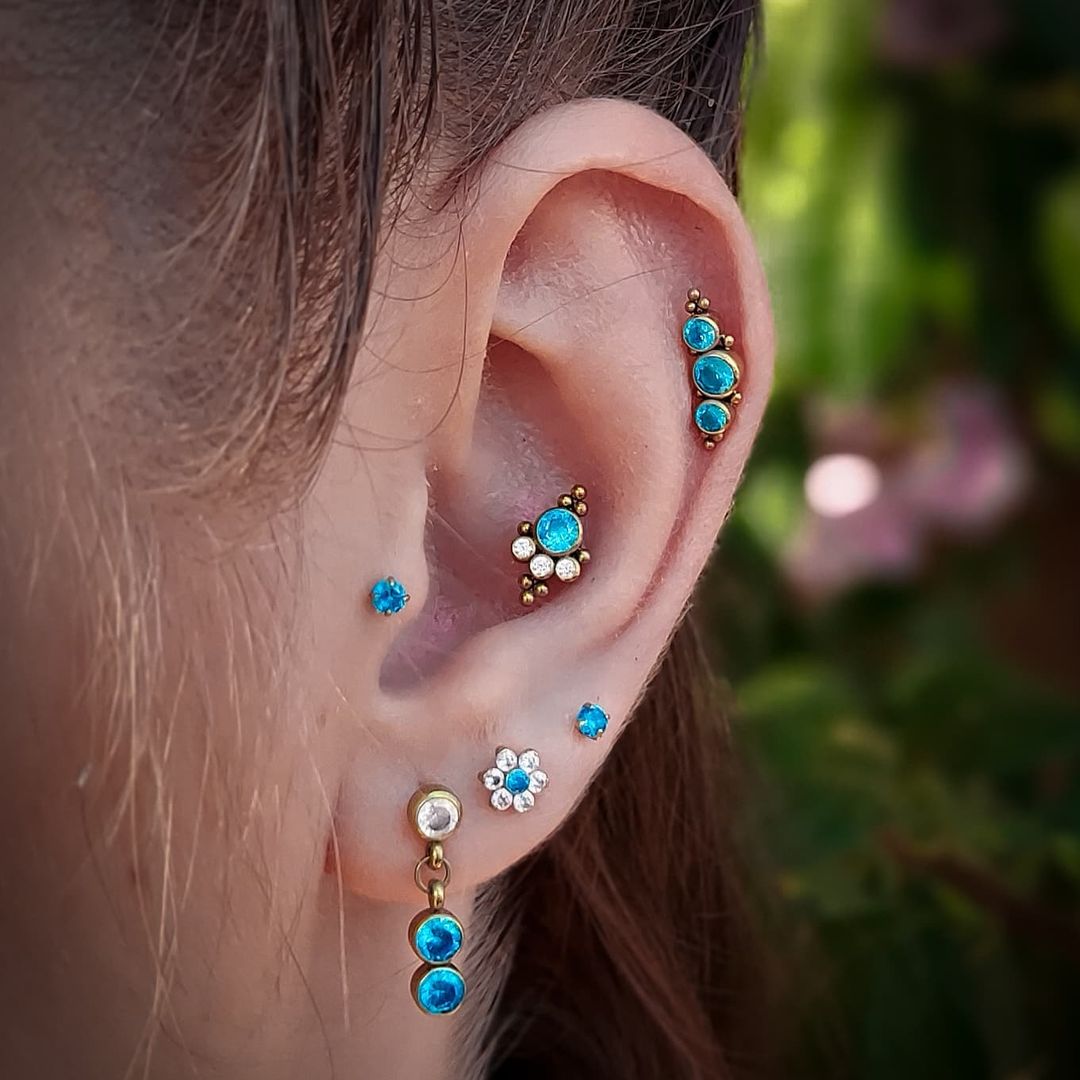 como usar piercing na orelha com roupa social