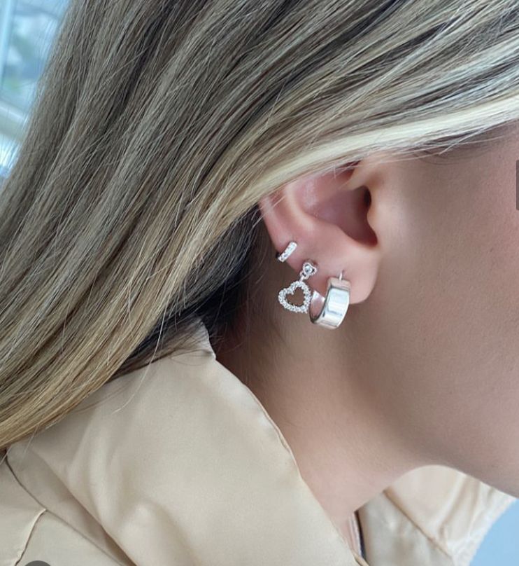 mix de brincos e piercings para orelha