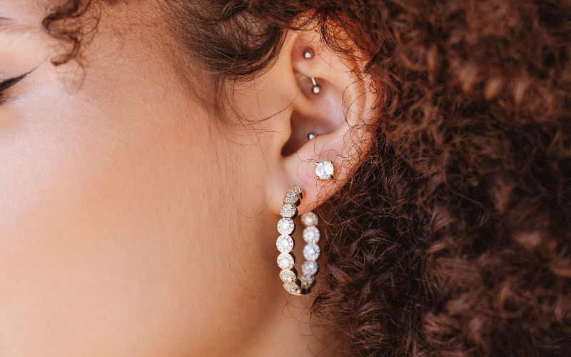 tendência de piercings para orelha 2026