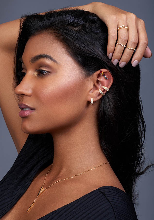 piercing orelha dourado ou prateado combina com roupa