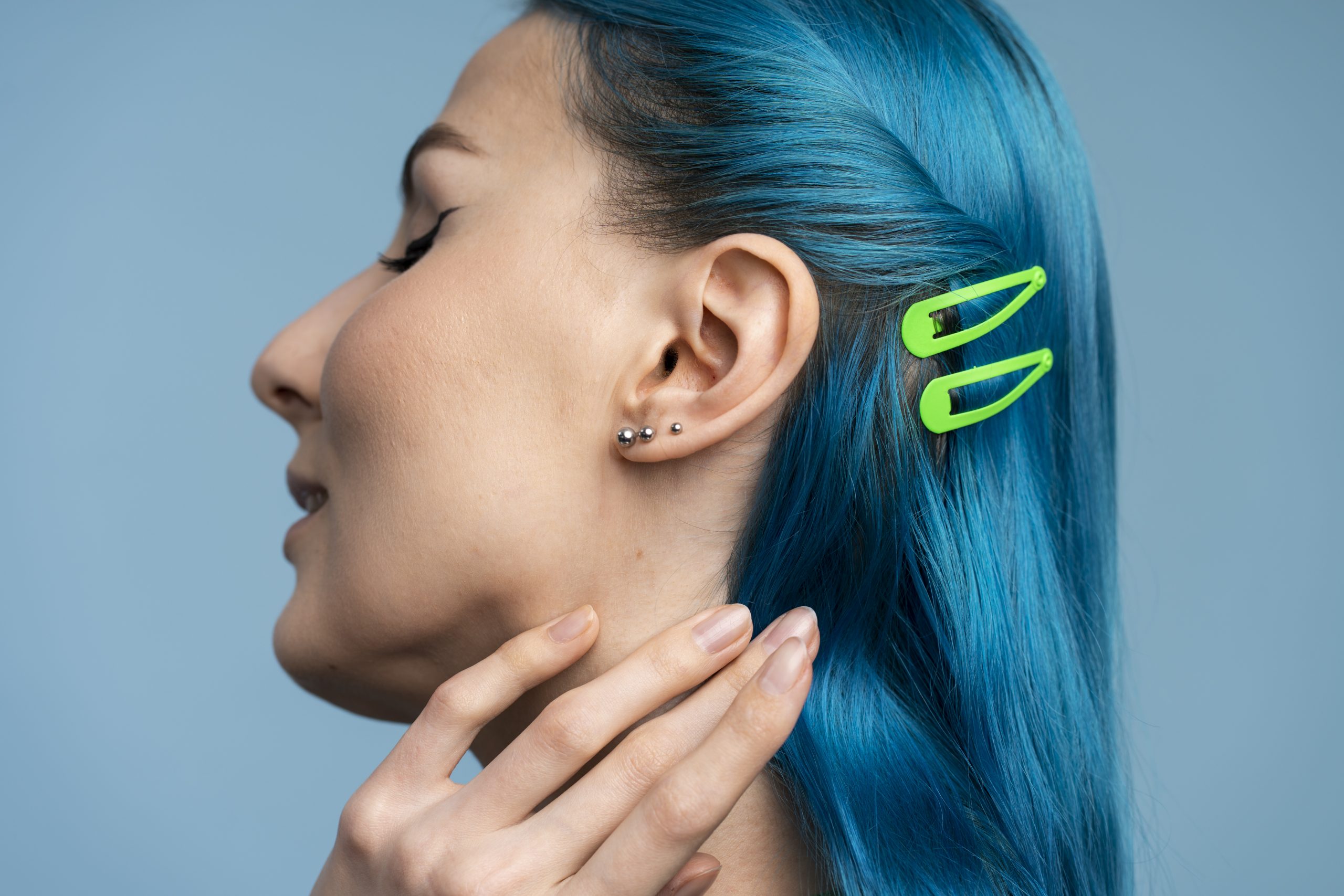 como usar piercing na orelha com roupa social