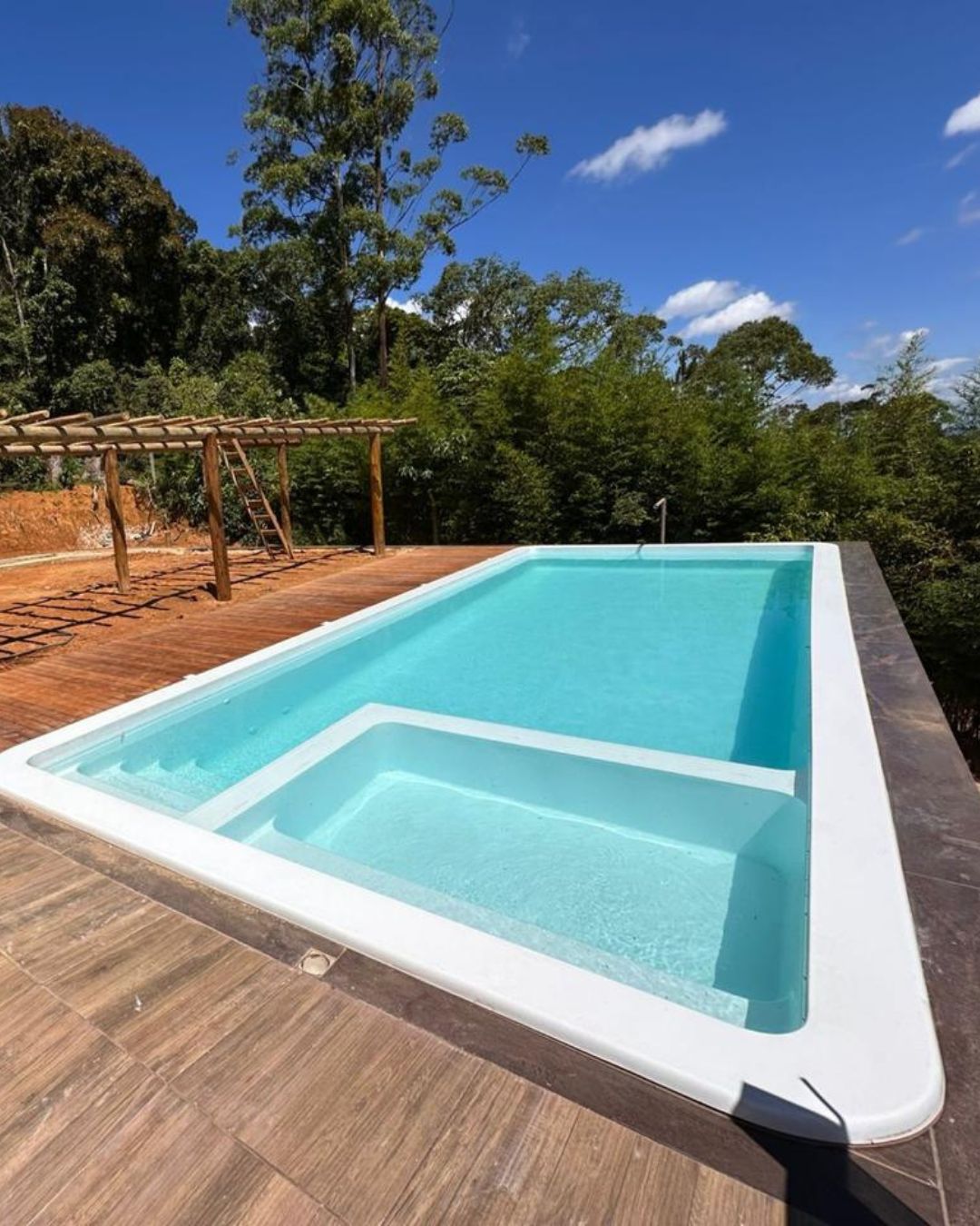 piscina de fibra enterrada com deck