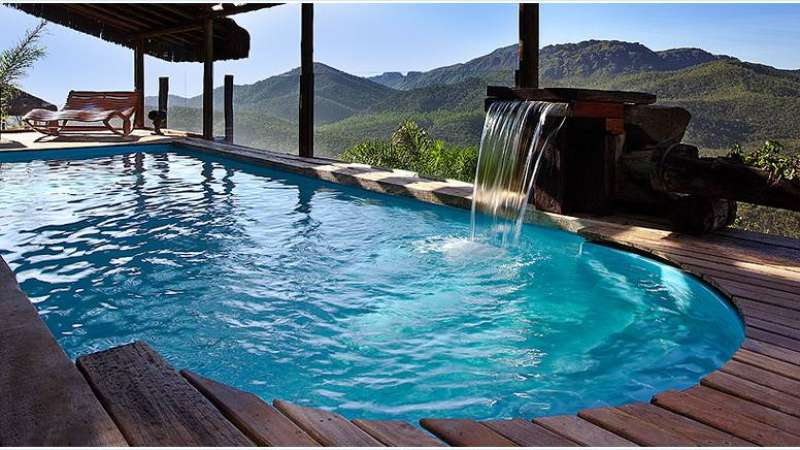piscina de fibra elevada com deck