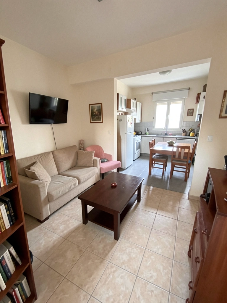 Planta baixa em formato L com áreas setorizadas por cores, incluindo sala, cozinha, quartos e banheiro.