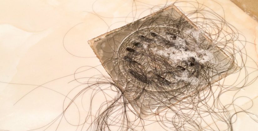 por que o cabelo cai no chuveiro