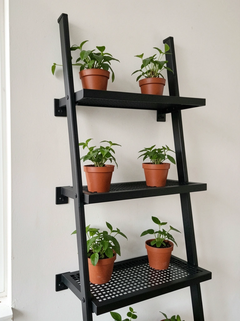 Estante escada de ferro com vasos de plantas em diferentes alturas.
