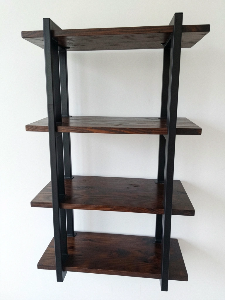 Duas prateleiras lado a lado: uma estrutura fixa de metal escuro e uma modular de madeira clara com nichos ajustáveis.