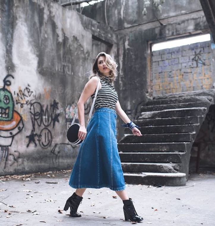 looks com saia midi e bota de cano longo