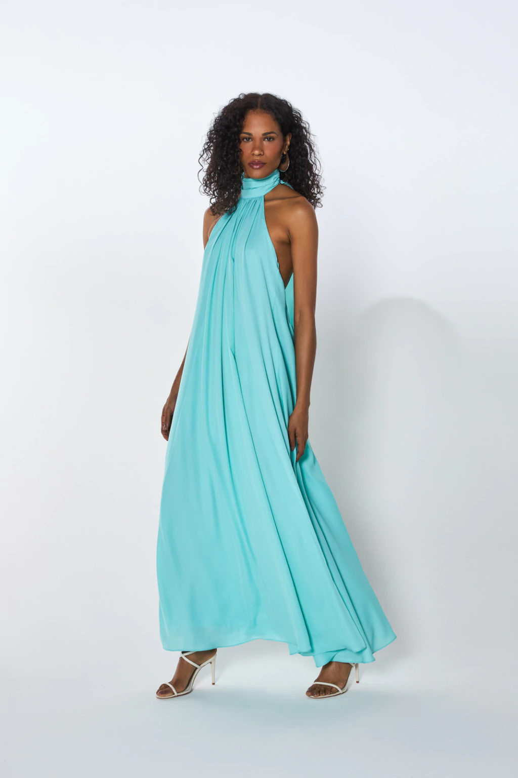 vestido longo monocromático