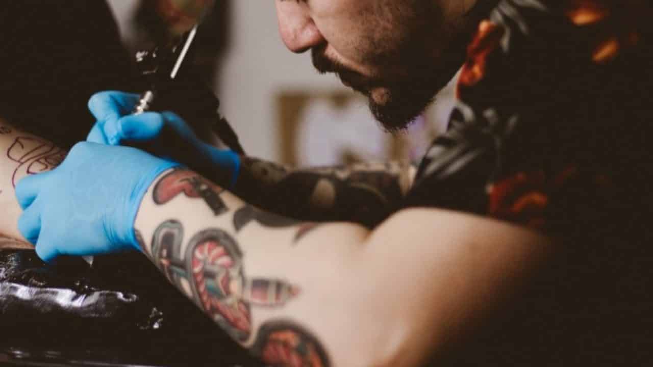 quanto cobrar por tatuagem no braço