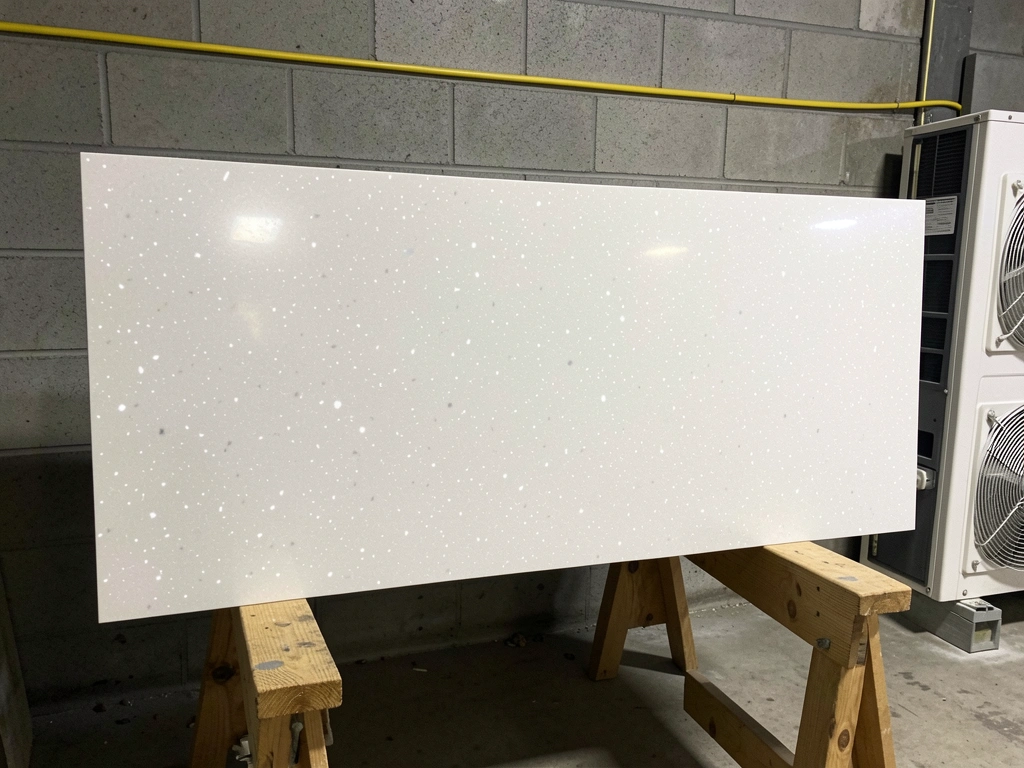 Ícones de interrogação sobre uma bancada de quartzo branco com textura suave.