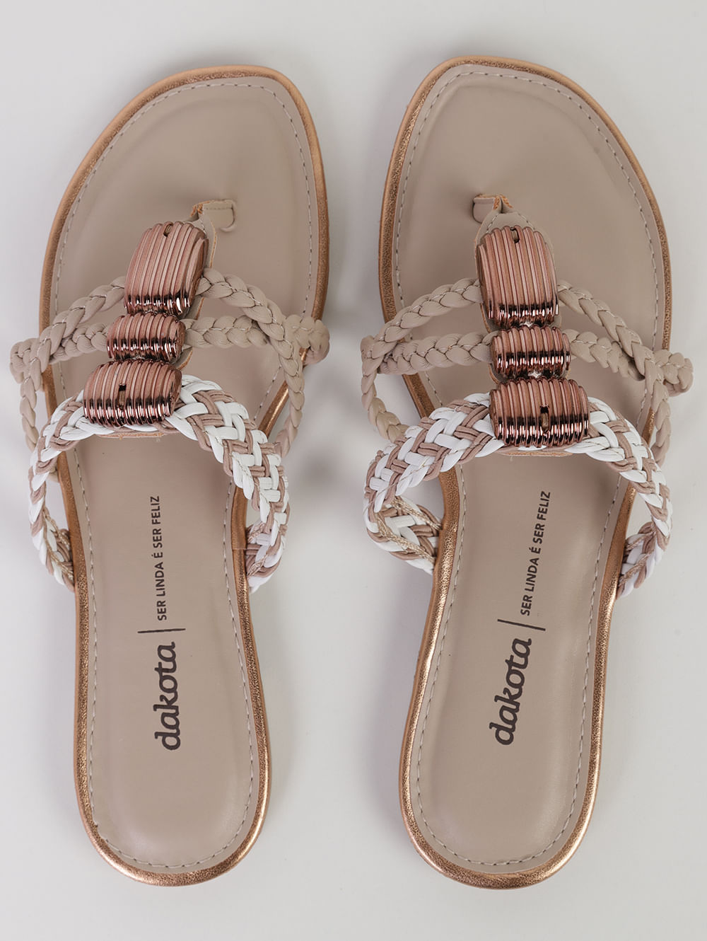 calçado feminino com pedras brilhantes