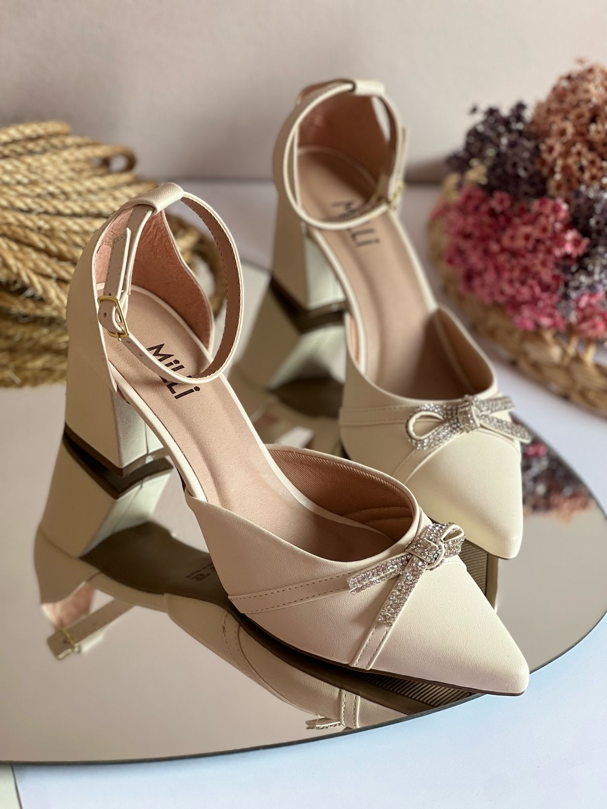 scarpin bico fino salto bloco