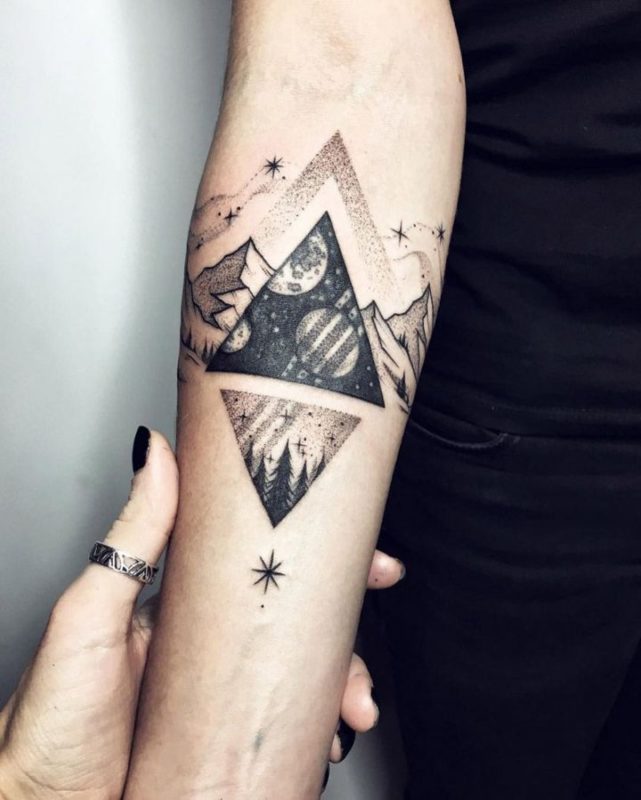 tatuagem triangulo no ombro