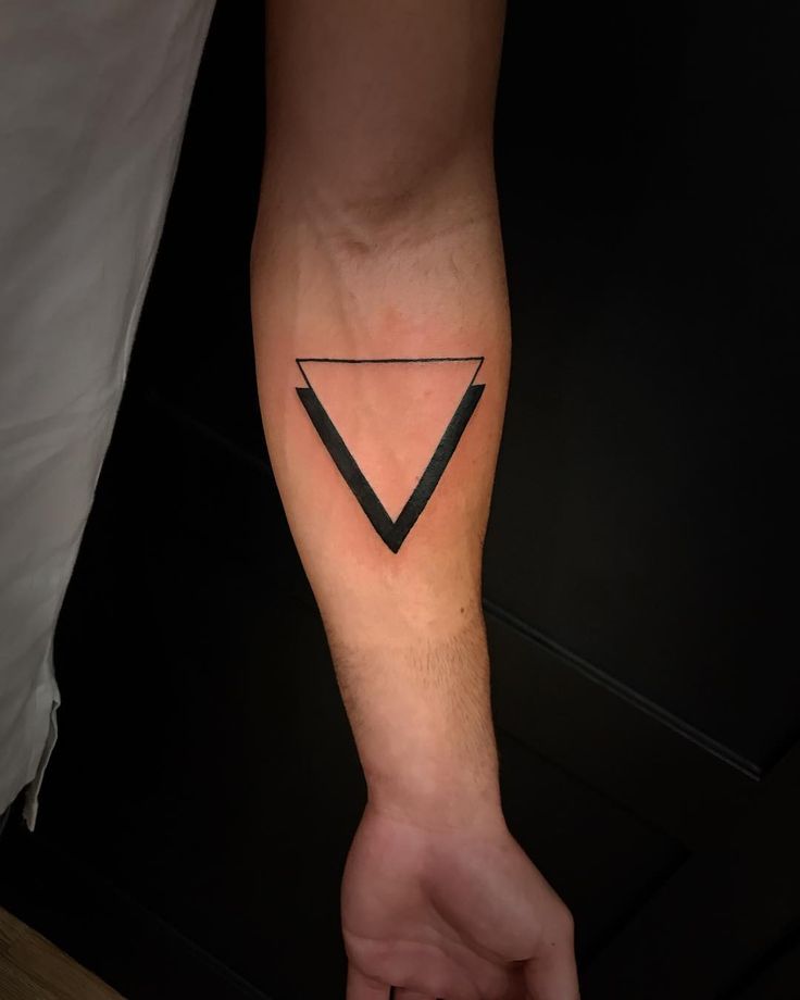 tatuagem triangulo no dedo