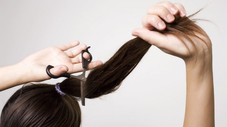 sonhar que corta o cabelo sozinha