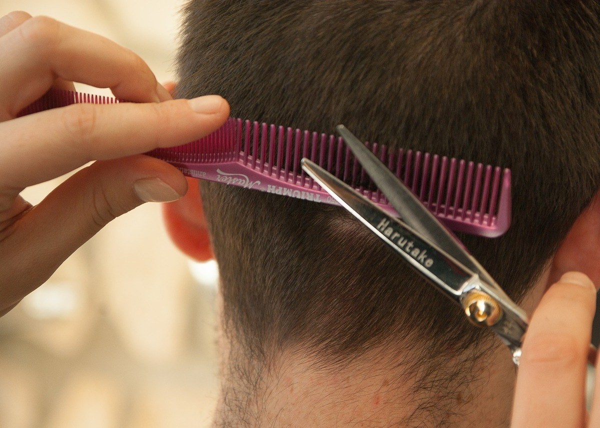 sonhar com cabeleireiro cortando cabelo