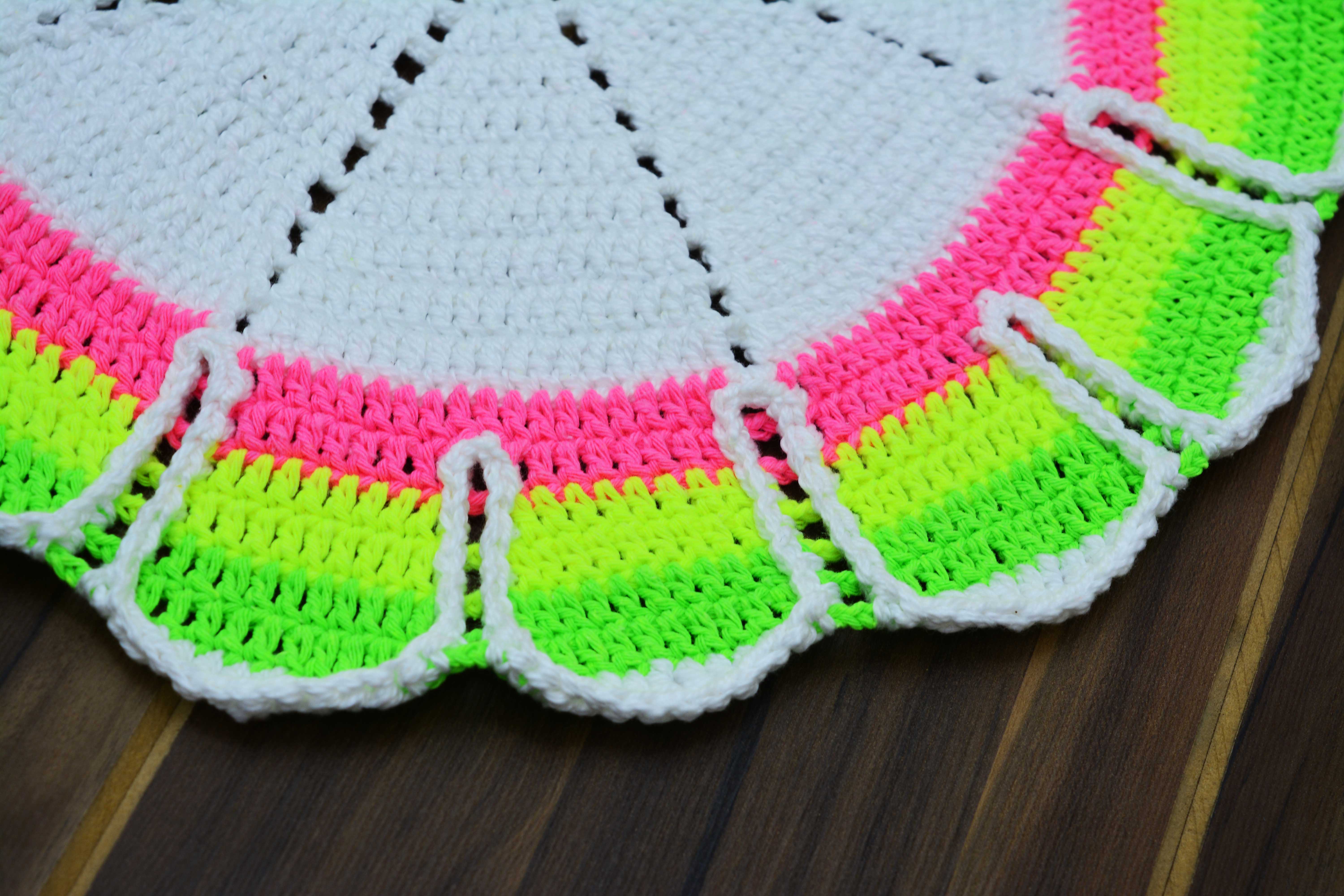 sousplat amarelo com detalhe verde