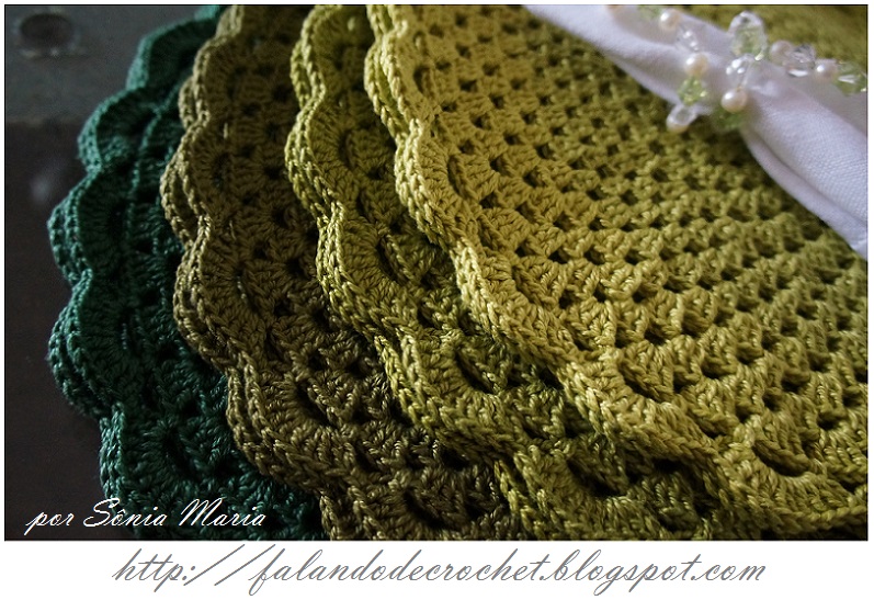 sousplat verde com detalhe amarelo