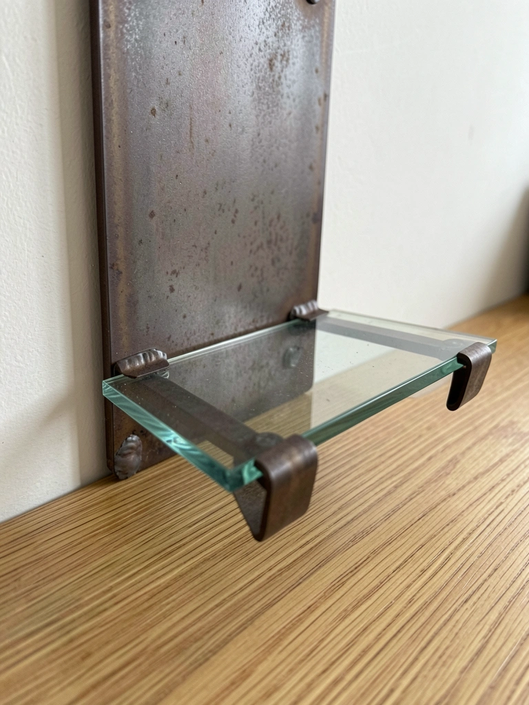 Suporte de metal com prateleira de vidro e rolo de papel higiênico