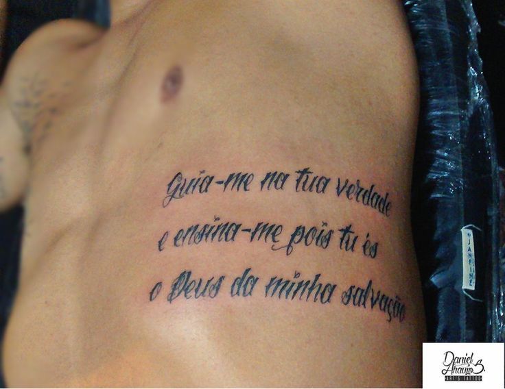 tatuagem escrita costela feminina