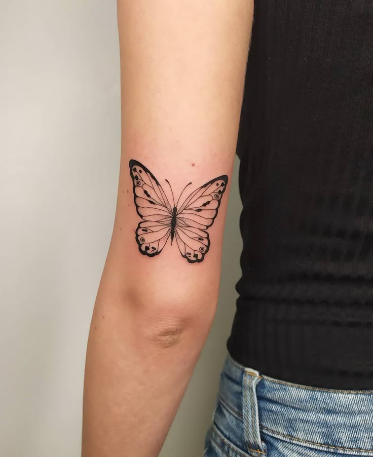tatuagem borboleta pontilhismo