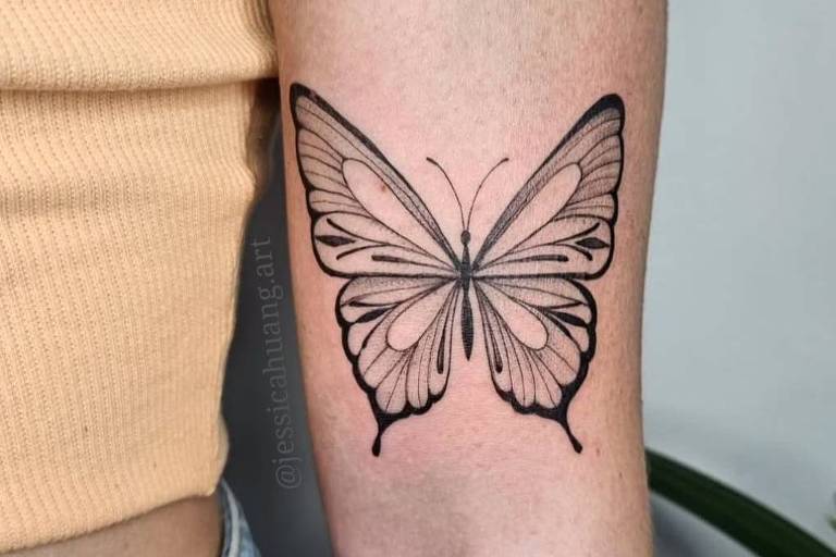 tatuagem borboleta colorida delicada