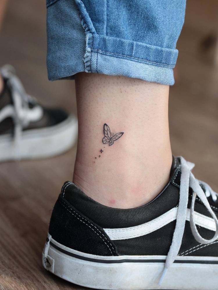 tatuagem borboleta delicada preto e branco
