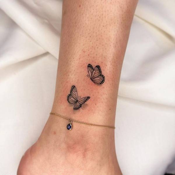 tatuagem borboleta colorida delicada