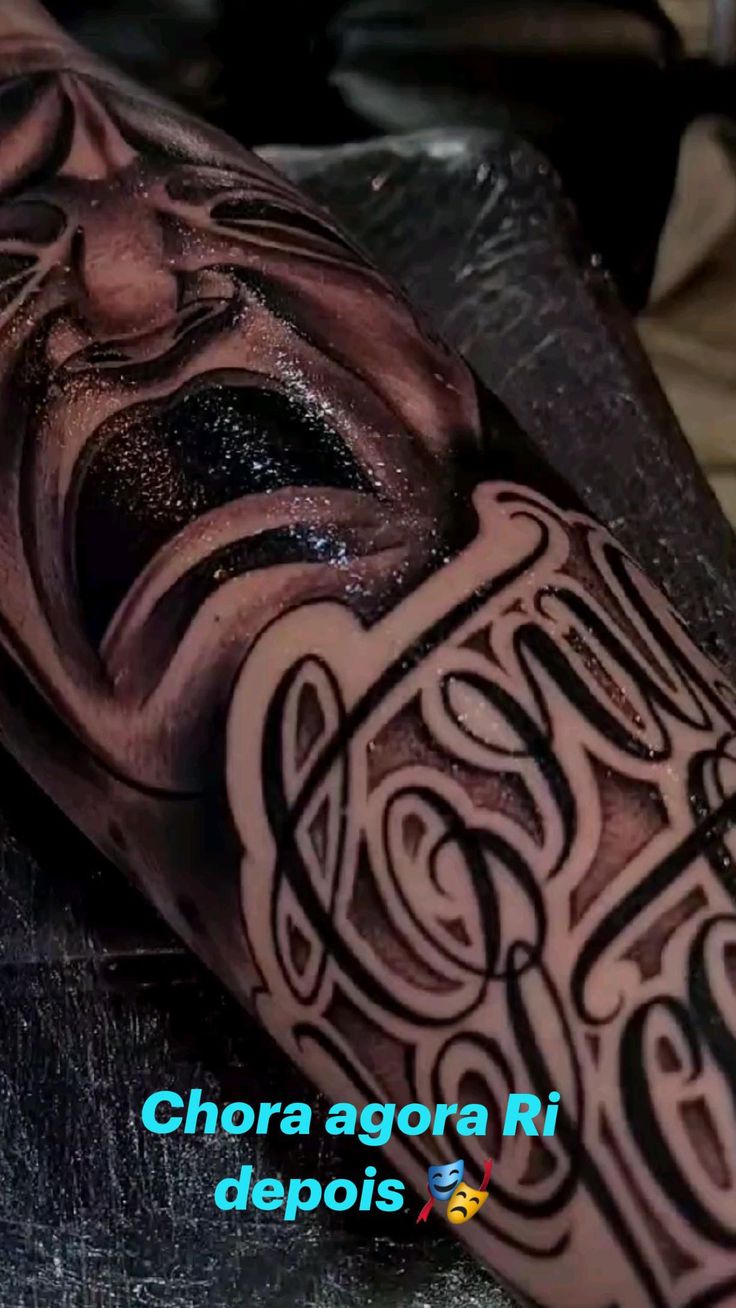 tatuagem de máscara triste e feliz