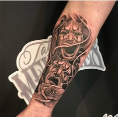 tatuagem no braço feminina com frase