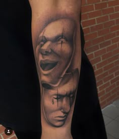 tatuagem de máscara triste e feliz