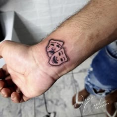 tatuagem de máscara triste e feliz