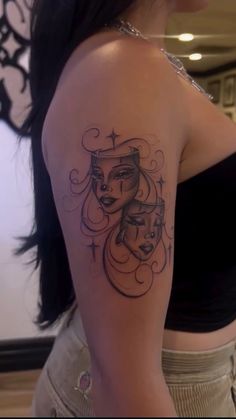 tatuagem no braço feminina com frase